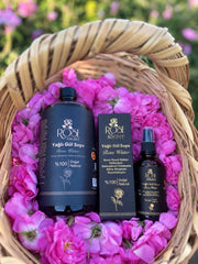 Rose Night refill gül suyu paketi: 1 litre yağlı gül suyu ve 100 ml sprey şişe, gül dolu sepette